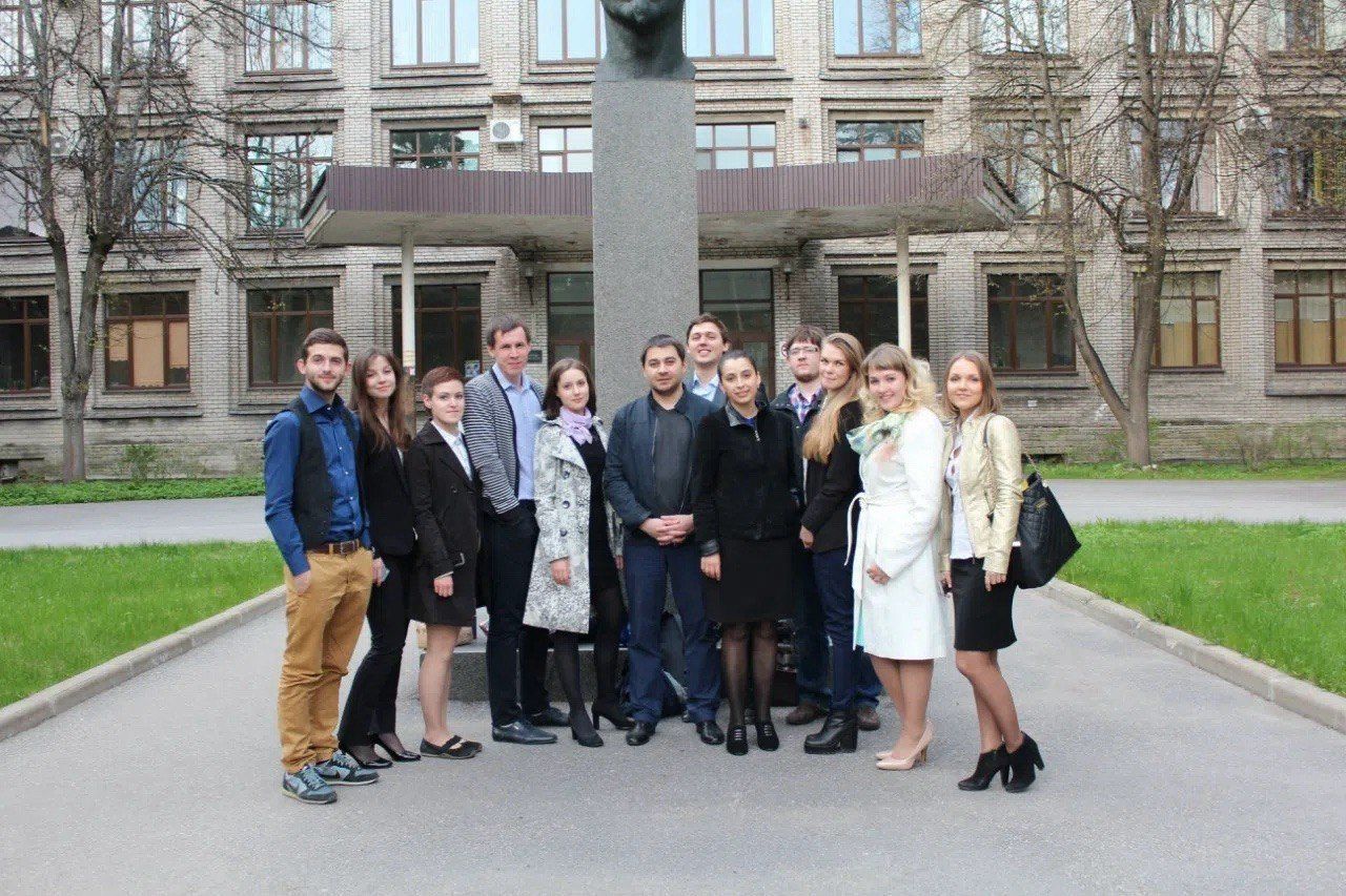 The first intake of the programme and its organisers standing in front of the N.N. Petrov Research Institute of Oncology in St Petersburg. Alex is on the far left.